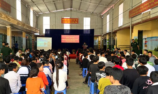 Tuyên truyền phòng chống tảo hôn, hôn nhân cận huyết thống cho học sinh vùng cao. Ảnh: Trung Dũng