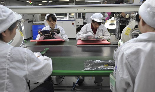Apple và các nhà cung ứng đang cố gắng chuyển chuỗi sản xuất đến các quốc gia như Ấn Độ và Mexico. Ảnh: AFP