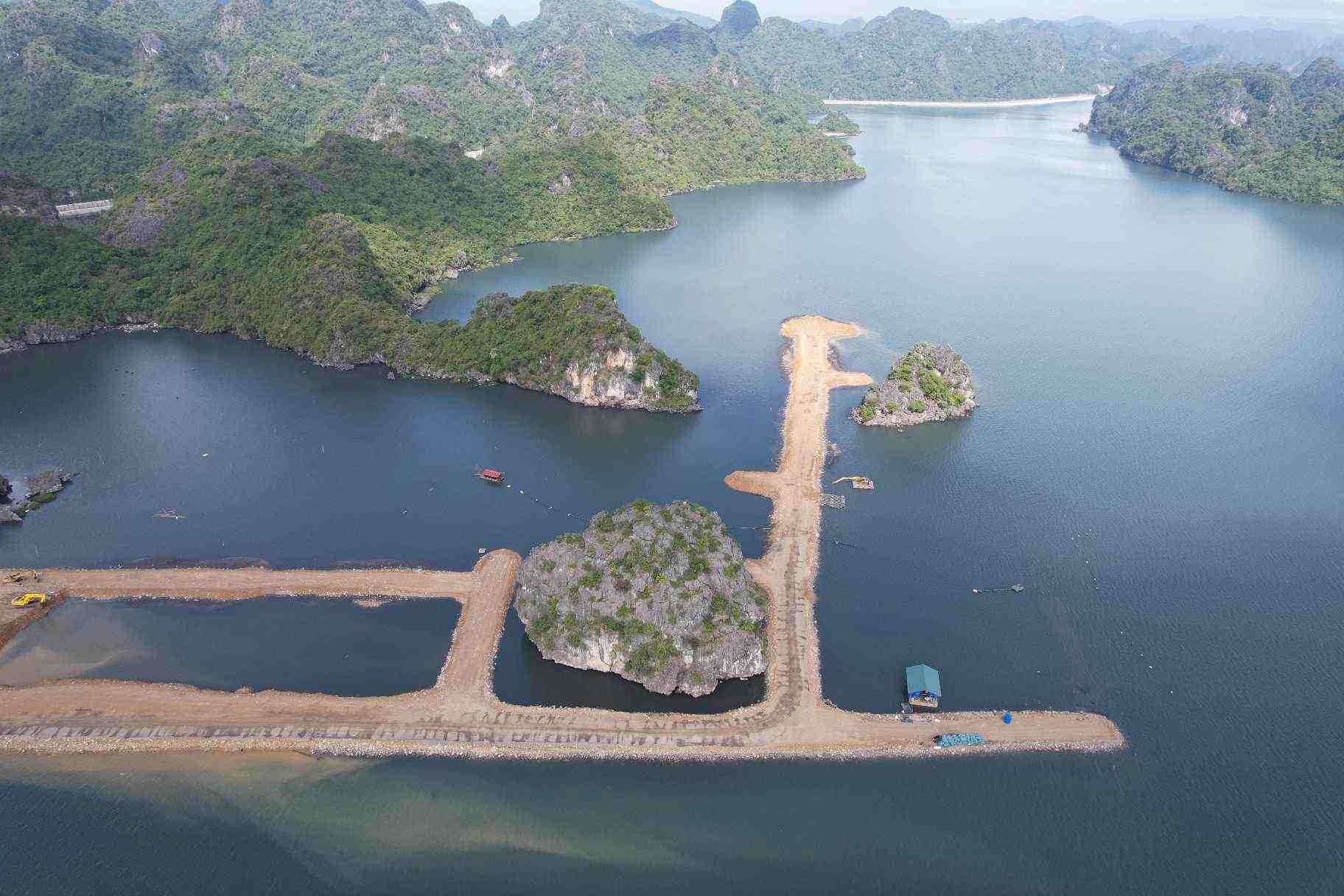 Nhiều vi phạm của dự án khu đô thị lấn biển, quây núi vịnh Hạ Long. Ảnh: Tùng Dương