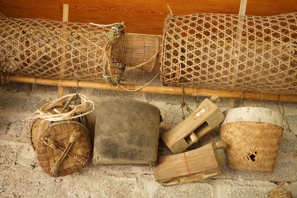 Rất nhiều các vật dụng như: mõ trâu, giỏ tre, gầu múc nước, sọt tre, nơm bắt cá, cái cào lúa...những vật dụng thân thiết của người nông dân thơi xưa, được tái hiện sinh động trong không gian văn hóa. Ảnh: Q.D