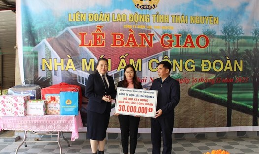 Lãnh đạo LĐLĐ tỉnh Thái Nguyên trao hỗ trợ Mái ấm Công đoàn cho đoàn viên có hoàn cảnh khó khăn. Ảnh: CĐTN