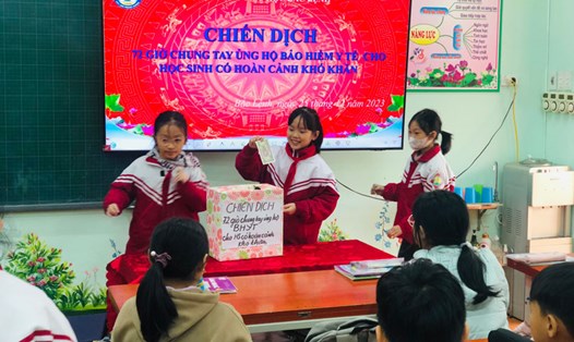 Sau chiến dịch "72 giờ chung tay ủng hộ thẻ BHYT cho học sinh có hoàn cảnh khó khăn" được phát động ngày 23-25.12.2023 ở TP Lào Cai, hàng trăm thẻ BHYT 1 tháng đã được phát hành đến thời hạn ngày 31.12.2023. Ảnh: NVCC