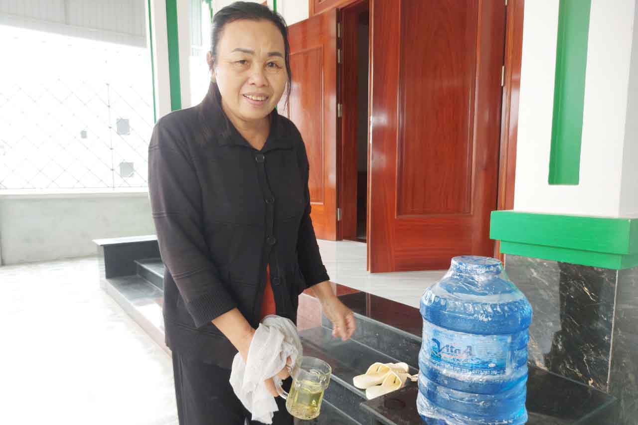 Giếng khoan bị nhiễm phèn nên bà Hiền phải mua từng bình nước lọc về ăn uống. Ảnh: Trần Tuấn