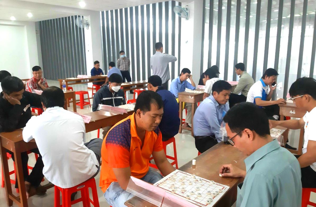 Thi đấu môn cờ tướng tại Hội thao Mừng Đảng, mừng Xuân năm 2023. Ảnh: Lâm Điền