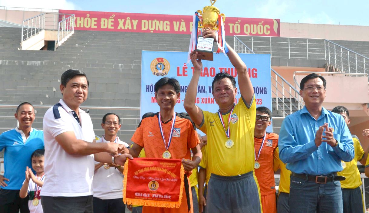 Ông Nguyễn Nhật Tiến - Phó Chủ tịch LĐLĐ tỉnh An Giang, trao thưởng bộ môn bóng đá nam tại Hội thao Mừng Đảng mừng Xuân năm 2023. Ảnh: Lâm Điền