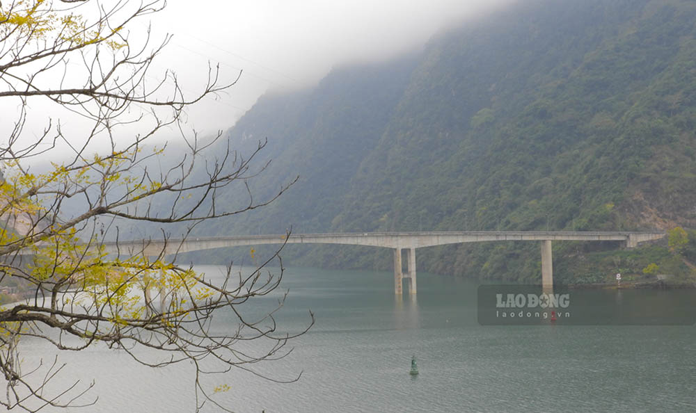 Những cây cầu "khủng" bắc qua thị xã nhỏ nhất nước. Ảnh: Văn Thành Chương