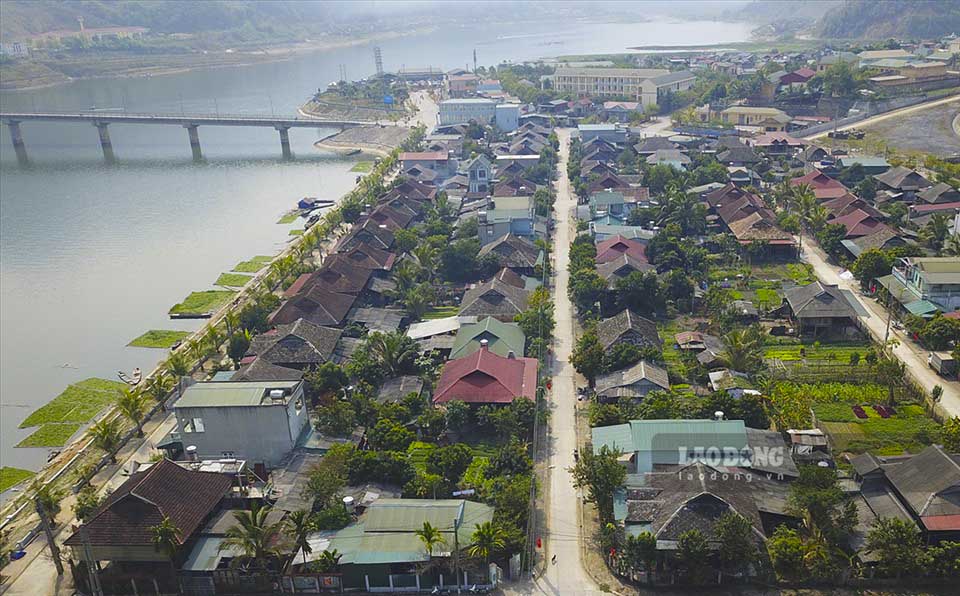 Thị xã Mường Lay vốn là thủ phủ của tỉnh Lai Châu (nay là Điện Biên và Lai Châu). Năm 2004, sau khi chia tách tỉnh thị xã Mường Lay trở thành đơn vị hành chính thuộc tỉnh Điện Biên và là thị xã nhỏ nhất trên cả nước được gọi là miền sông nước bởi nơi đây nằm giữa ngã ba của sông Đà, sông Nậm Na và suối Nậm Lay.