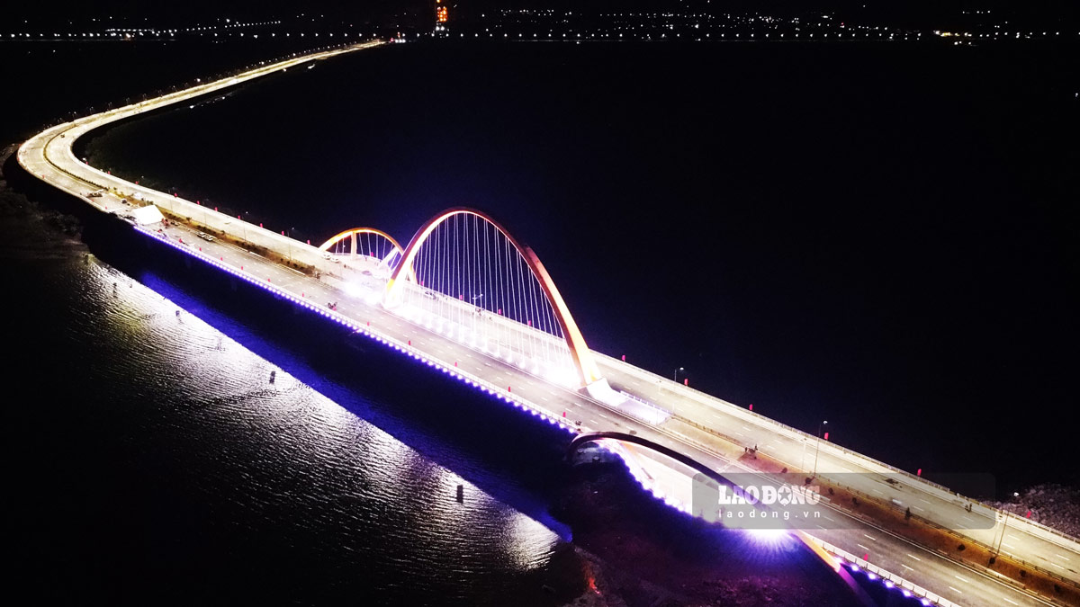 Ngày 1.1, ngày đầu tiên của năm mới 2024, tỉnh Quảng Ninh long trọng tổ chức khánh thành cầu Bình Minh (cầu Cửa Lục 3) nằm đối diện với cầu Tình Yêu. Đây là cây cầu thứ 2 nối hai khu vực Hạ Long - Hoành Bồ sau 4 năm sáp nhập. 