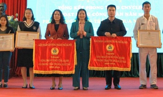 Các Công đoàn cơ sở của Công đoàn ngành Công Thương Hà Nội nhận cờ thi đua năm 2023. Ảnh: Hải Yến