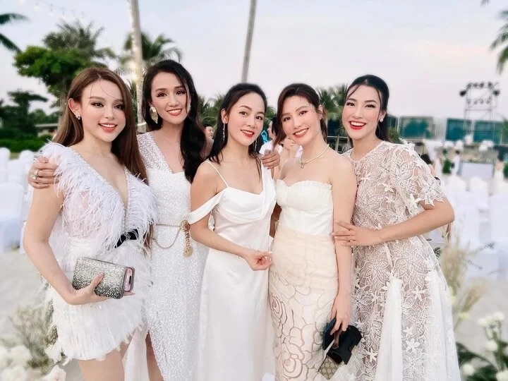 Huyền Baby, Lã Thanh Huyền, Diễm My 9X, Hoàng Oanh diện váy trắng dự đám cưới Vân Hugo. Ảnh: Facebook nhân vật