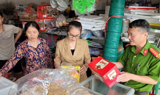 Đoàn kiểm tra liên ngành về Vệ sinh an toàn thực phẩm tỉnh Nghệ An kiểm tra một cửa hàng. Ảnh: Hải Đăng