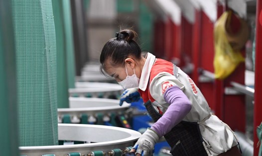 Công nhân một công ty sản xuất bao bì ở Nghệ An. Ảnh: Hải Nguyễn