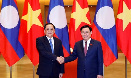 Chủ tịch Quốc hội Vương Đình Huệ và Thủ tướng Lào Sonexay Siphandone. Ảnh: TTXVN