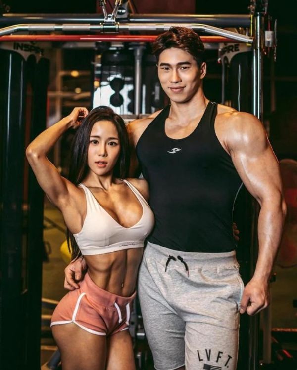 Cặp đôi vận động viên thể hình Kim Min-su và Yunna Lee có cơ bắp săn chắc. Ảnh: Instagram