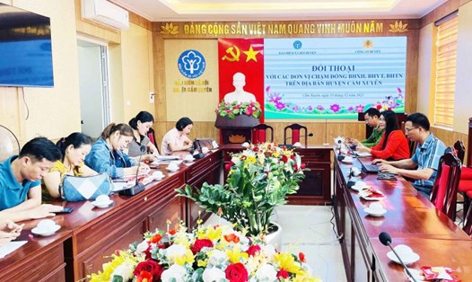 BHXH huyện Cẩm Xuyên (Hà Tĩnh) phối hợp cùng Công an huyện Cẩm Xuyên tổ chức đối thoại với các doanh nghiệp nợ đọng BHXH, BHYT, BHTN. 
Ảnh: BHXH Hà Tĩnh