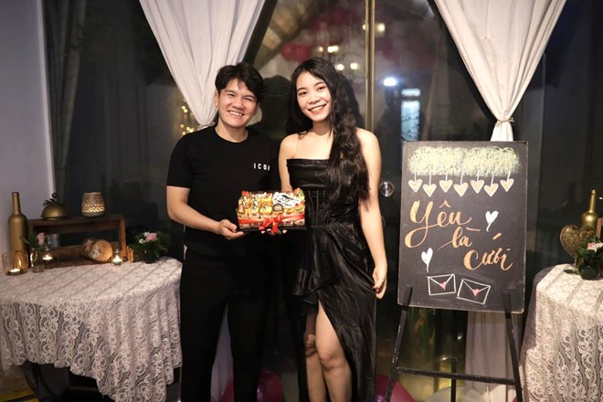 Hậu vệ Trần Thị Thu (trái) và người bạn đời Nguyễn Thị Thương. Ảnh: FBNV