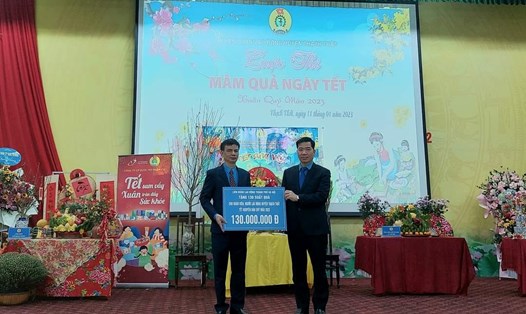 Liên đoàn Lao động Thành phố Hà Nội trao hỗ trợ cho người động huyện Thạch Thất tại Tết Sum vầy năm Quý Mão 2023 (ảnh minh hoạ). Ảnh: CĐCS