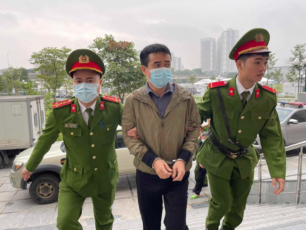 Bị cáo Phan Quốc Việt bị dẫn giải vào phòng xử sáng 8.1. Ảnh: Quang Việt
