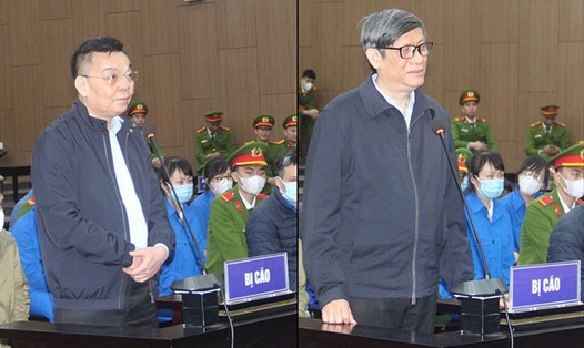 Hai cựu Bộ trưởng Chu Ngọc Anh và Nguyễn Thanh Long (từ trái qua) tại phiên toà vụ liên quan đến Việt Á. Ảnh: Nam Anh