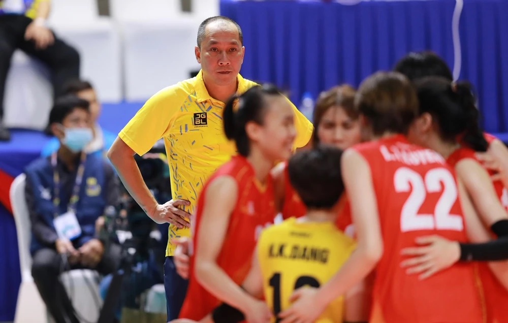 Huấn luyện viên Nguyễn Tuấn Kiệt dẫn dắt tuyển bóng chuyền nữ Việt Nam tại SEA Games 32. Ảnh: Dũng Phương 