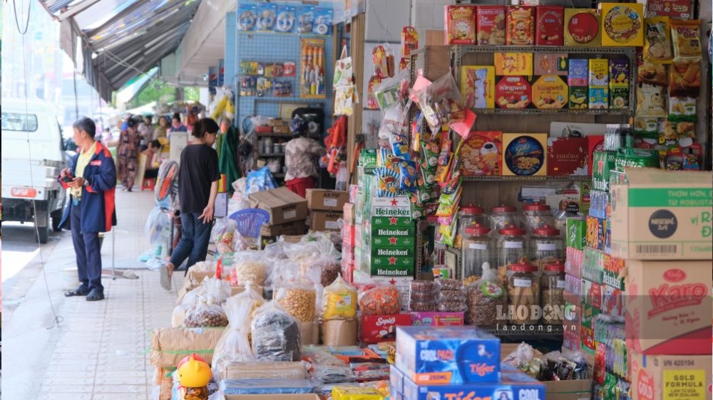 Chợ Tết truyền thống khá vắng khách ở Cần Thơ. Ảnh: Phong Linh 