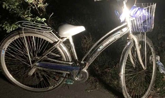 Xe đạp của cháu A được phát hiện ở gần hồ nước. Ảnh: Việt Tiến