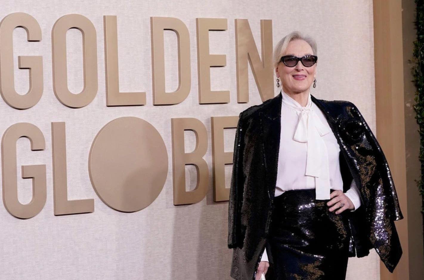 Minh tinh Meryl Streep lựa chọn bộ trang phục  vừa lập kỷ lục người được đề cử nhiều nhất với 33 đề cử Quả cầu vàng trong hàng chục năm qua 