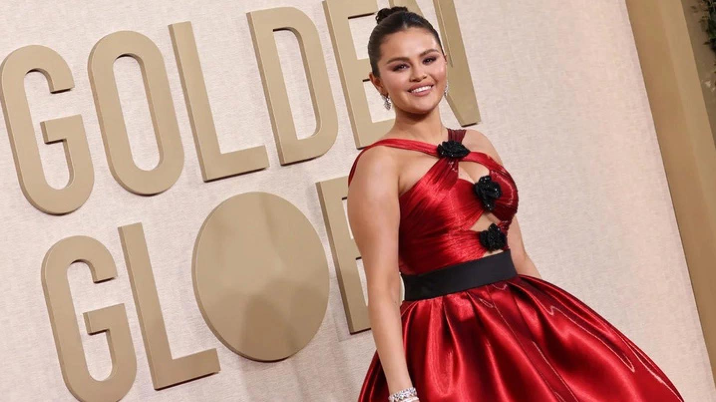 Selena Gomez với chiếc đầm đỏ lộng lẫy. Tại Quả cầu vàng năm nay, cô được đề cử Nữ diễn viên chính xuất sắc trong series phim truyền hình - nhạc kịch Only Murders in the Building. ẢNh: Instagram