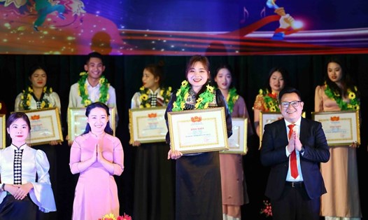 Những “Sinh viên 5 tốt” cấp tỉnh tỉnh Sơn La năm 2023 được vinh danh. Ảnh: TTXVN