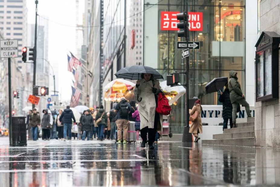 Mưa ở Manhattan, New York, ngày 7.1.2024. Ảnh: Reuters