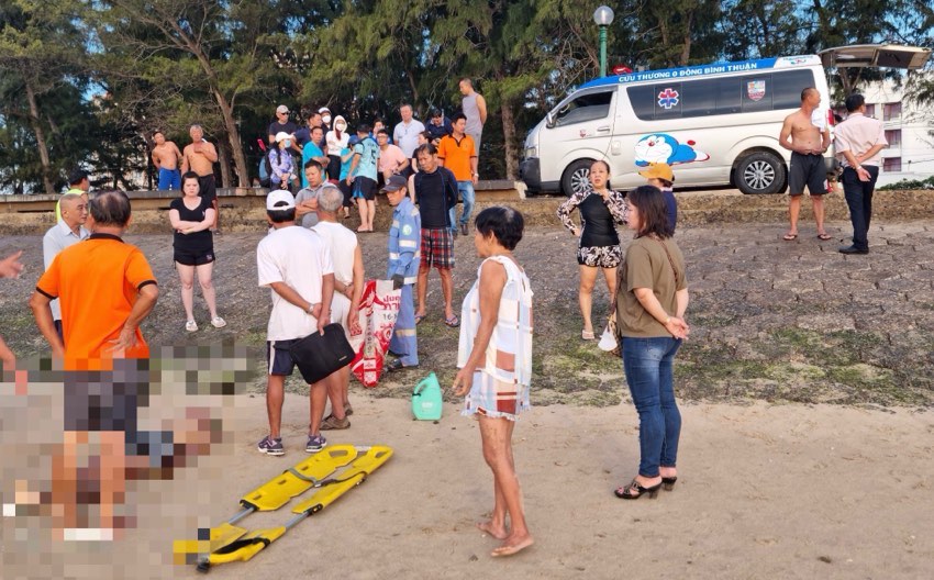 Nạn nhân được phát hiện đã tử vong tại bãi biển Đồi Dương. Ảnh: Duy Tuấn