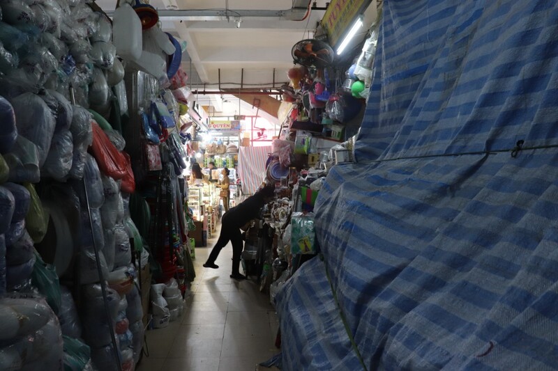 Còn tại chợ Hàn, ki-ốt bán hàng của tiểu thương Thuỳ Trinh, chuyên bán đồ gia dụng như  thau nhựa, chén bán, cây lau nhà... chia sẻ, tính tất cả tiền điện, nước, đóng thuế thì mỗi tháng phải đóng 2 triệu đồng/tháng.