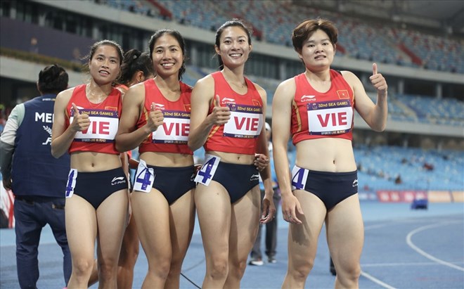 Lê Tú Chinh (thứ hai từ phải qua) đoạt huy chương bạc tiếp sức 4x100m nữ tại SEA Games 32. Ảnh: Hồng Linh