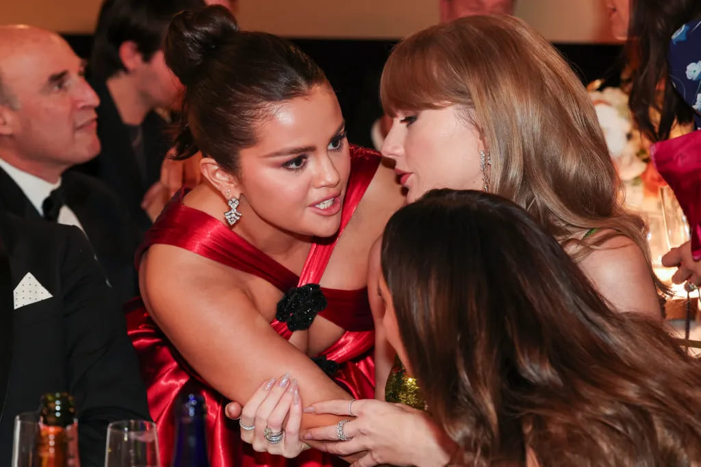Khoảnh khắc Taylor Swift và Selena Gomez thì thầm ở Quả cầu vàng gây sốt