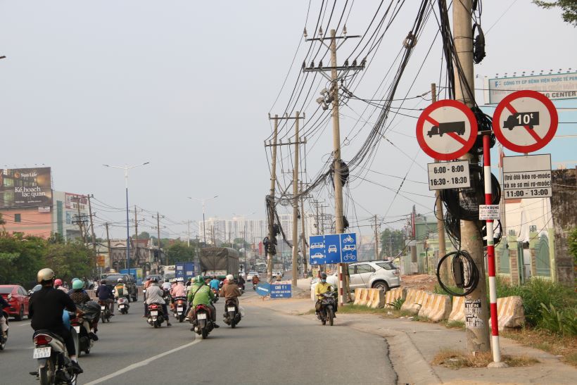 Toàn bộ đường lưới điện chạy dọc Quốc lộ 13 vẫn chưa được di dời, đây cũng là một cản trở lớn. Dù người dân, doanh nghiệp bàn giao mặt bằng nhưng đường điện chưa di dời thì việc thi công cũng không đảm bảo.