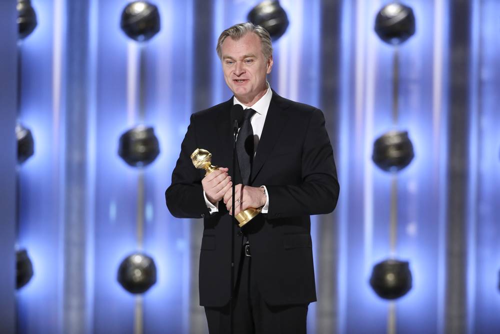 Christopher Nolan phát biểu trên sân khấu nhận giải. Ảnh: CBS