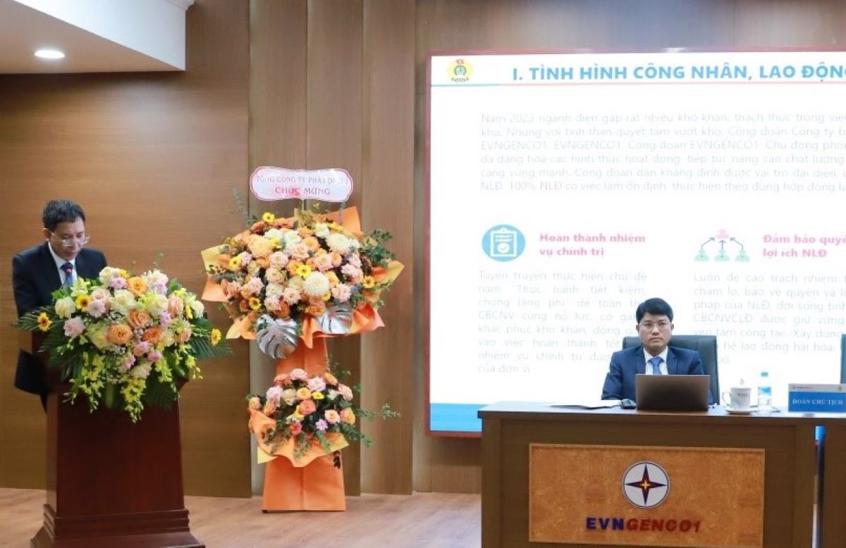 Ông Hồ Sỹ Nam - Chủ tịch Công đoàn, Phó Giám đốc Công ty trình bày báo cáo hoạt động Công đoàn năm 2023 và phương hướng nhiệm vụ năm 2024. Ảnh: Khánh Linh