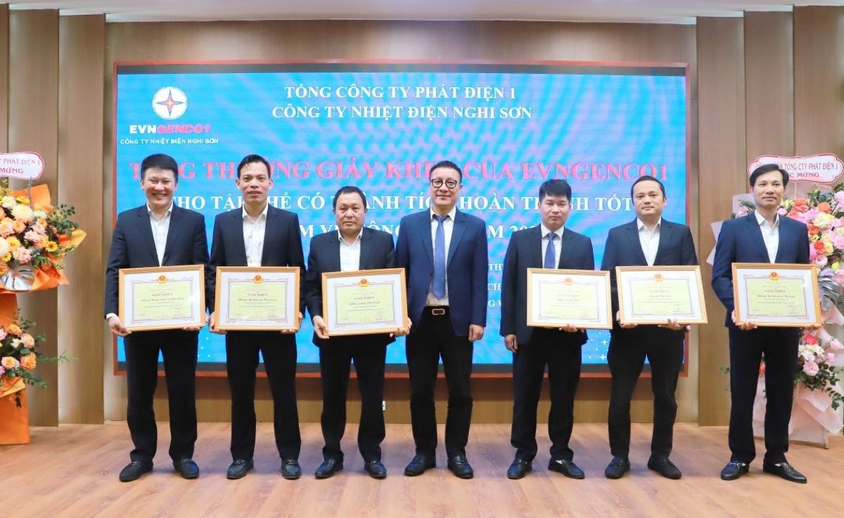 Lãnh đạo TCty phát điện 1 trao giấy khen cho các tập thể thuộc Cty Nhiệt điện Nghi Sơn hoàn thành xuất sắc nhiệm vụ năm 2023. Ảnh: Khánh Linh