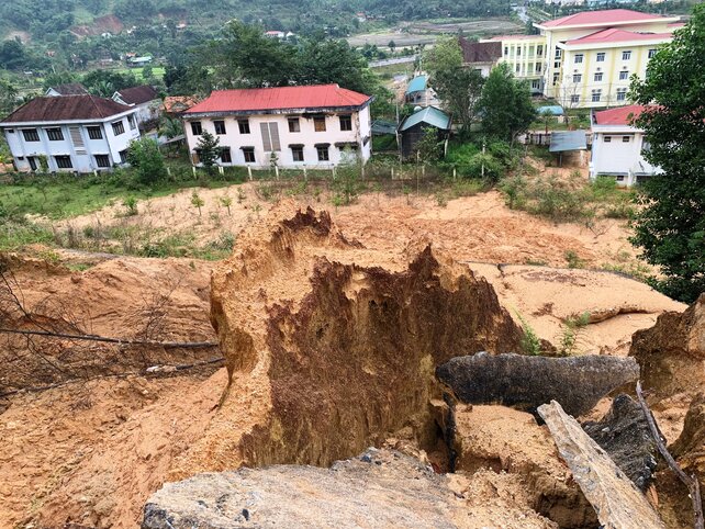 Huyện Sơn Tây đã bố trí 10 tỉ đồng để khắc phục sạt lở, bảo vệ các cơ quan bị sạt lở uy hiếp, nhưng tình trạng sạt lở vẫn tiếp tục. Mái ta luy sạt lở đất “đánh sập“, rọ đá bị đất đá vùi lấp. Ảnh: Ngọc Viên