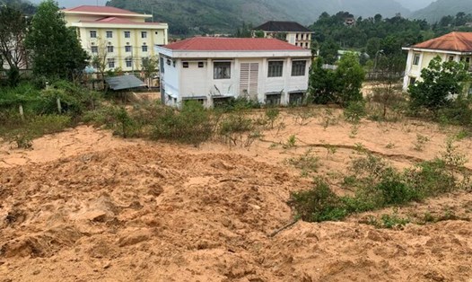 Nhiều trụ sở làm việc ở Trung tâm hành chính mới huyện Sơn Tây có nguy cơ bị bỏ hoang vì sạt lở núi liên tục "uy hiếp". Ảnh: Ngọc Viên