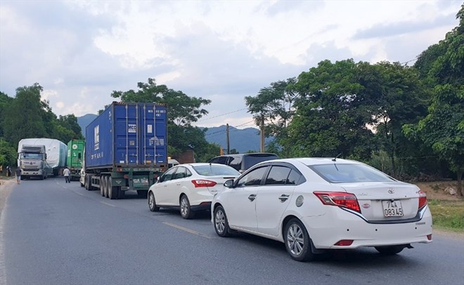 Lưu lượng xe ôtô lưu thông trên tuyến Quốc lộ 9 tăng cao, nên Quảng Trị muốn sớm làm cao tốc Cam Lộ - Lao Bảo. Ảnh: Hưng Thơ.