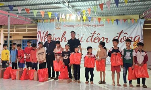 Trong chương trình "Nhánh củi đêm đông", Ban tổ chức đã trao hàng trăm suất quà cho nhiều trẻ em ở vùng khó khăn của huyện Tuy Đức. Ảnh: Bảo Lâm