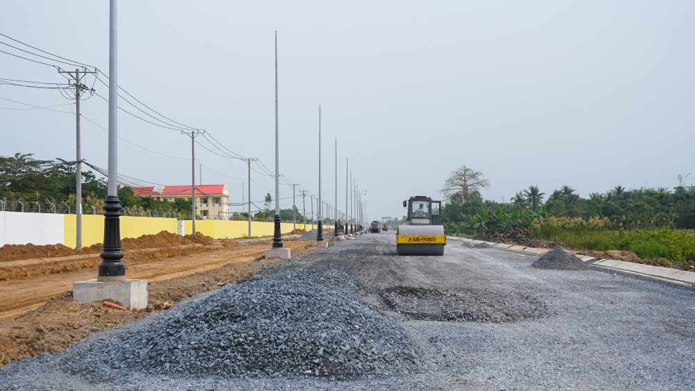 Theo quan sát, đoạn đầu đường Võ Văn Kiệt (gần Sân bay quốc tế Cần Thơ) đơn vị thi công sử dụng nhiều thiết bị như xe lu, xe ủi tiến hành thảm đá để phục vụ thảm nhựa.