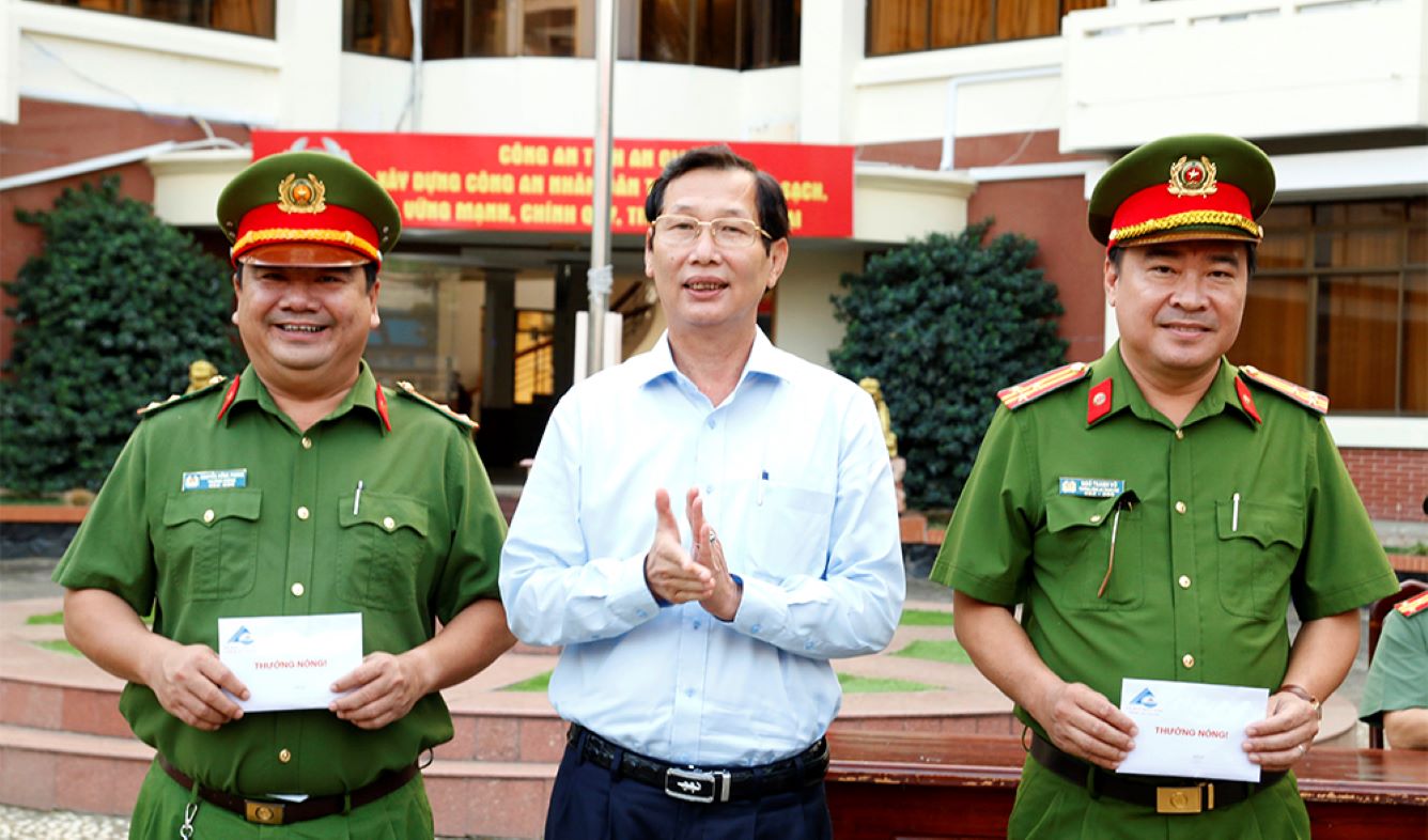 Phó Chủ tịch Thường trực UBND tỉnh An Giang Lê Văn Phước thưởng nóng cho 2 tập thể khám phá nhanh vụ án Giết người tại Chợ phường Mỹ Xuyên. Ảnh: Vũ Tiến