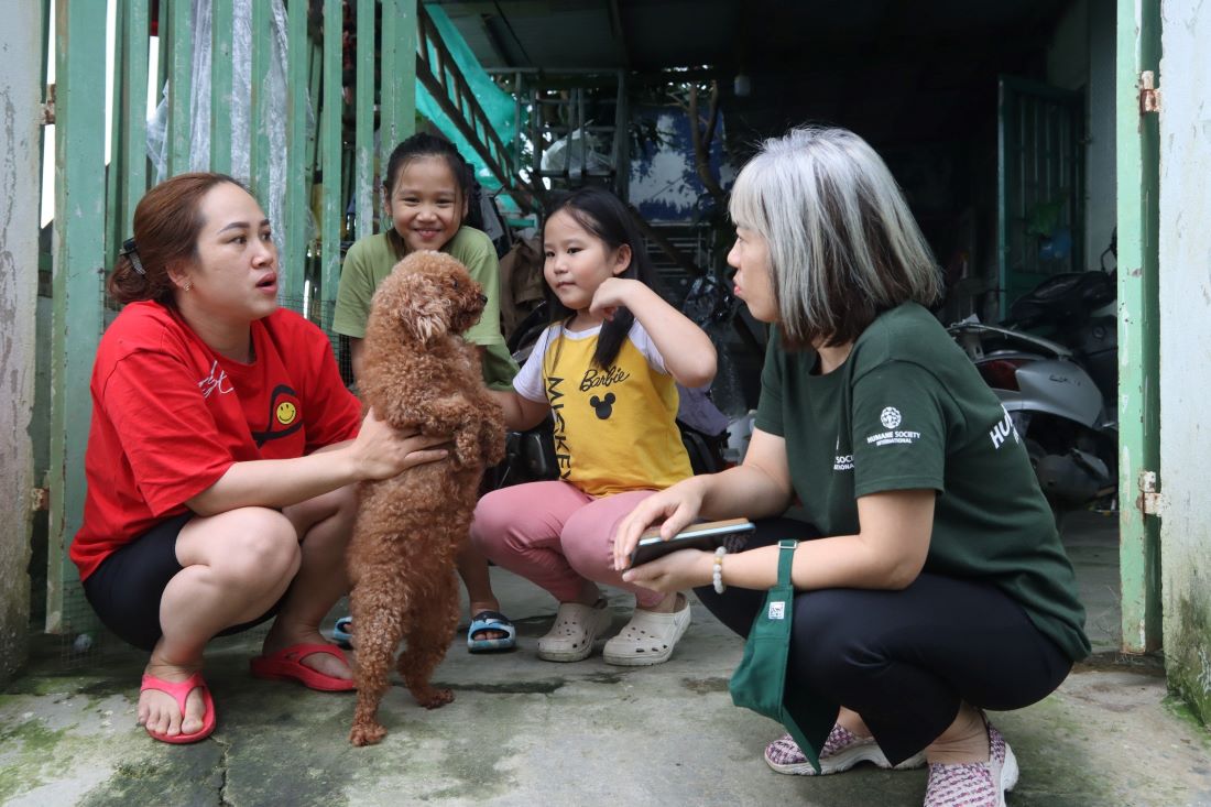 HSI khảo sát thực địa để đánh giá tình hình động vật đồng hành tại phường Hòa Khánh Nam. Ảnh: HSI