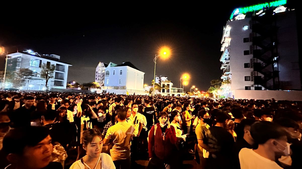 Rất đông người dân, du khách xem bắn pháo hoa Tết Dương lịch 2024 tại TP Phan Thiết. Ảnh: Duy Tuấn