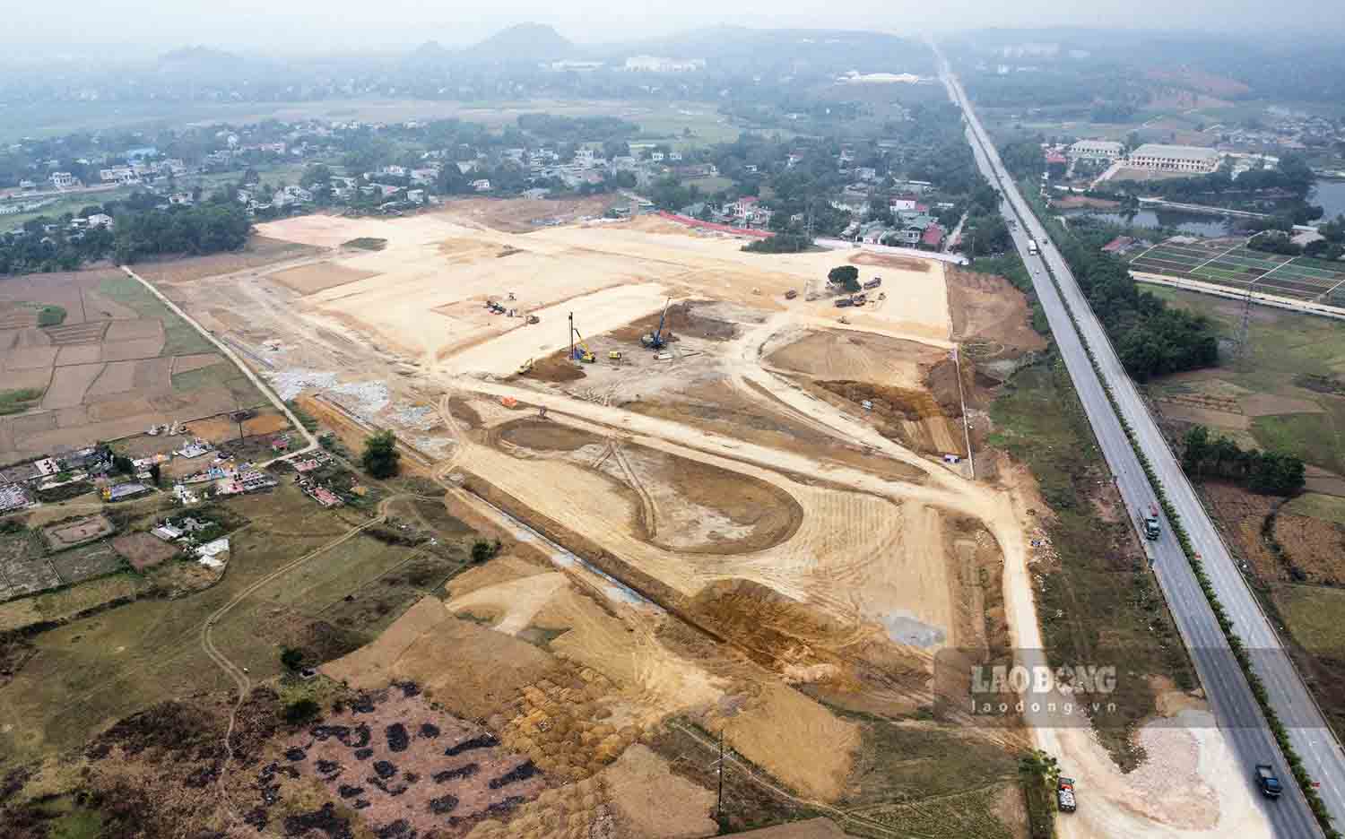 Bệnh viện Đa khoa mới tỉnh Tuyên Quang được động thổ cuối tháng 9.2023 và chính thức khởi công xây dựng sau đó hơn 1 tháng. Chủ đầu tư là Ban Quản lý dự án Đầu tư xây dựng các công trình dân dụng và công nghiệp tỉnh Tuyên Quang.
