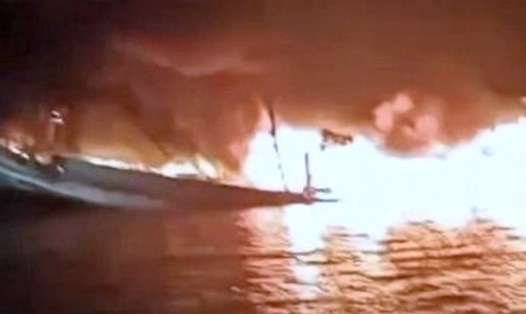 Một tàu cá tại huyện U Minh, tỉnh Cà Mau khai bị tấn công bằng xơm xăng gây cháy, chìm tàu. Ảnh: công an cung cấp