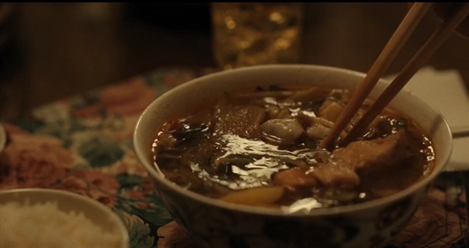 Nữ diễn viên Hồng Đào và món canh chua, trà đá của Việt Nam xuất hiện trong phim “Beef“. Ảnh: Nhà sản xuất