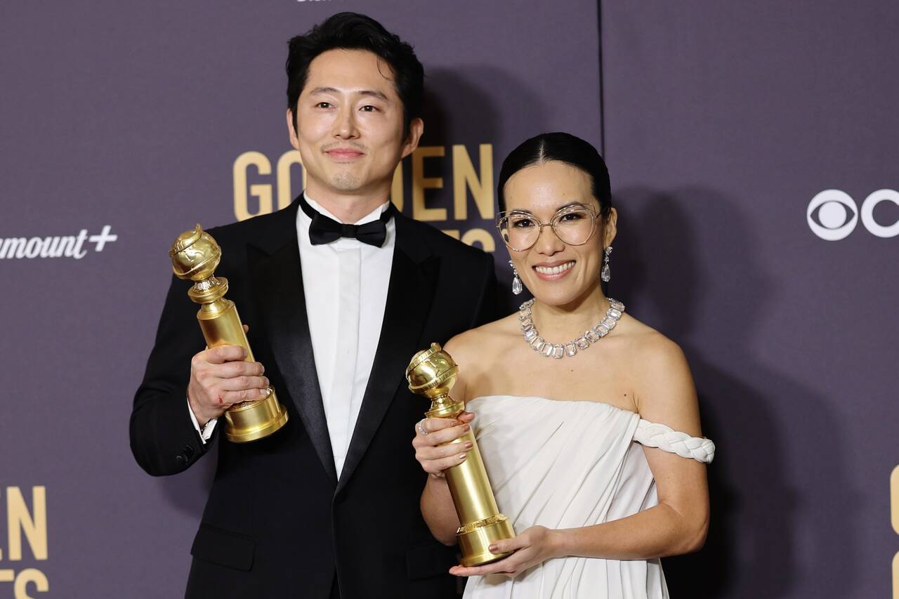 Hai diễn viên gốc Á Steven Yeun và Ali Wong thắng Nam nữ chính xuất sắc nhất Series phim ngắn của Quả cầu vàng 2024. Ảnh: 